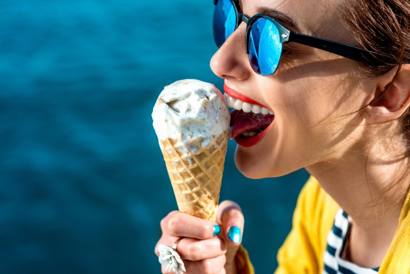 点击大图看下一张：匆匆行人和开心吃冰淇淋的人图片