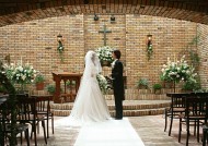 新郎和新娘在教堂举办婚礼的图片_15张
