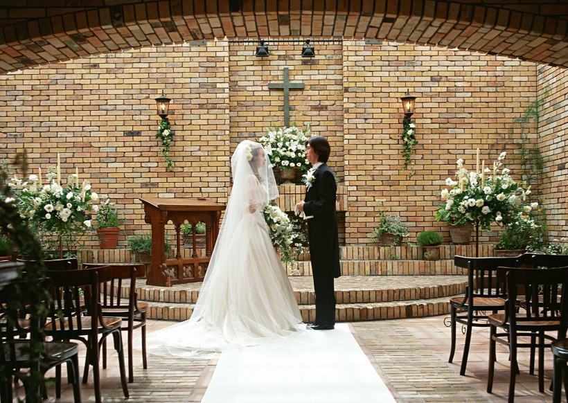 点击大图看下一张：新郎和新娘在教堂举办婚礼的图片