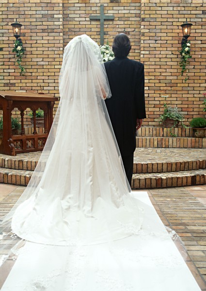 点击大图看下一张：新郎和新娘在教堂举办婚礼的图片