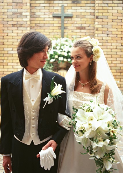 点击大图看下一张：新郎和新娘在教堂举办婚礼的图片