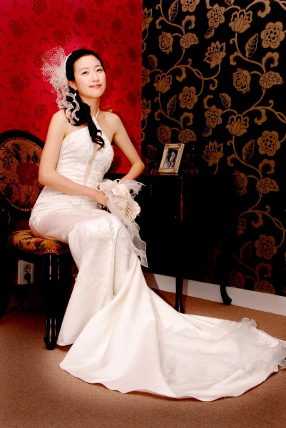 点击大图看下一张：新娘礼服特写图片