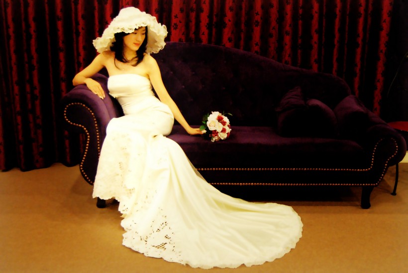 点击大图看下一张：新娘礼服特写图片