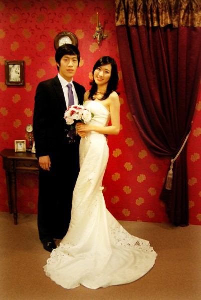 点击大图看下一张：新郎新娘新婚礼服图片