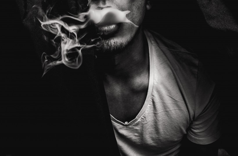 点击大图看下一张：正在吸烟的男子图片