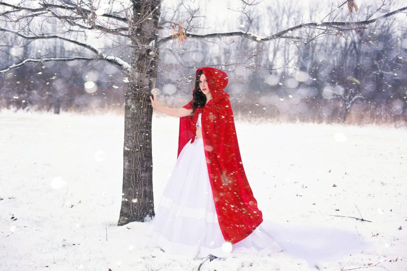 点击大图看下一张：雪地里的美女图片