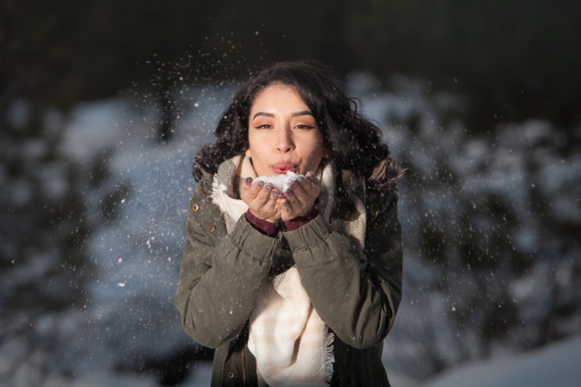 点击大图看下一张：雪地里的美女图片