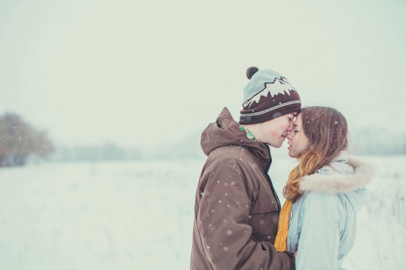 点击大图看下一张：雪地里的情侣图片