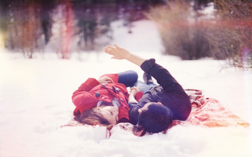 点击大图看下一张：雪地里的情侣图片