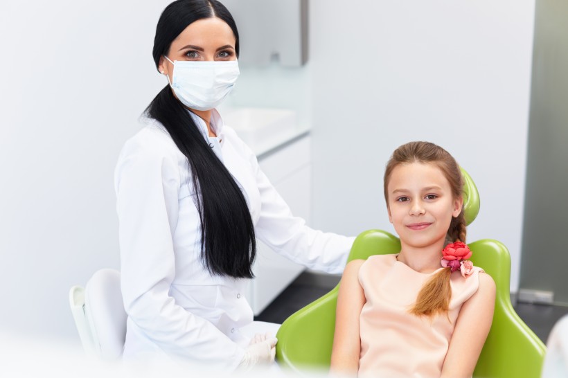 点击大图看下一张：牙科医生与病人图片
