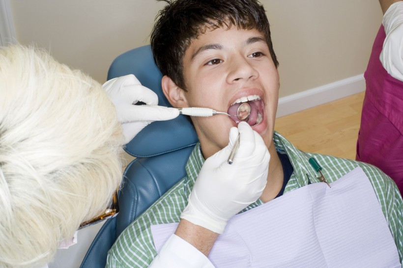 点击大图看下一张：牙科治疗图片