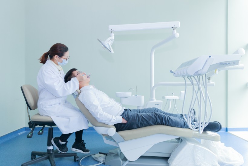 点击大图看下一张：牙科医生检查患者牙齿图片
