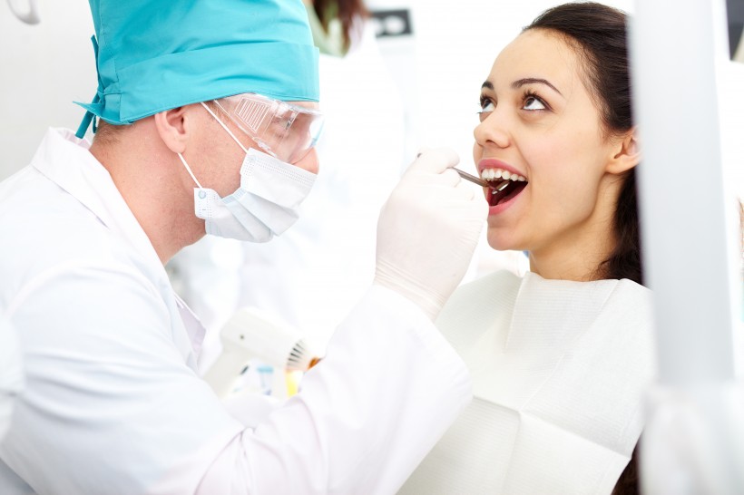 点击大图看下一张：牙科医生检查患者牙齿图片