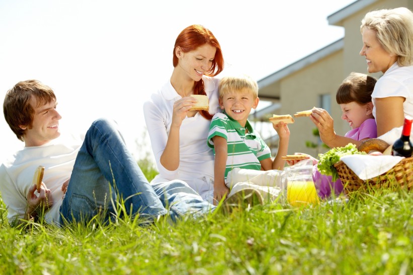 点击大图看下一张：在户外野餐的一家人图片