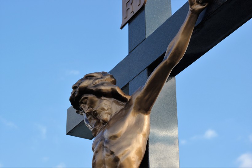 点击大图看下一张：十字架上的耶稣图片