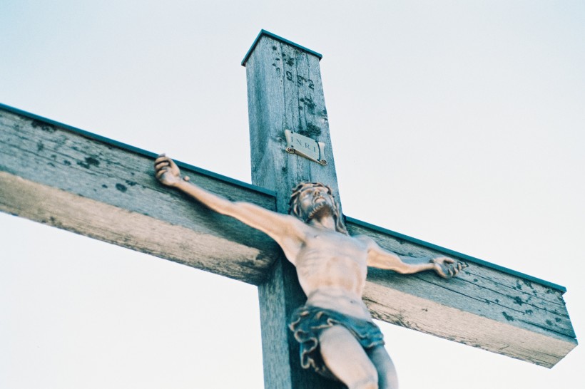 点击大图看下一张：十字架上的耶稣图片