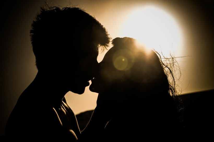 点击大图看下一张：甜蜜接吻的恋人图片