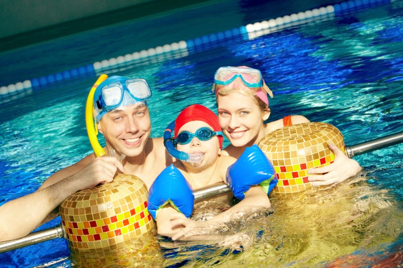 点击大图看下一张：游泳池里的一家人图片