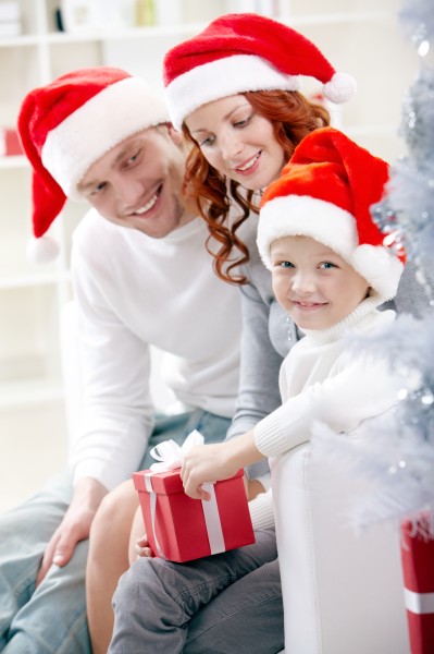点击大图看下一张：戴着圣诞帽的一家人图片