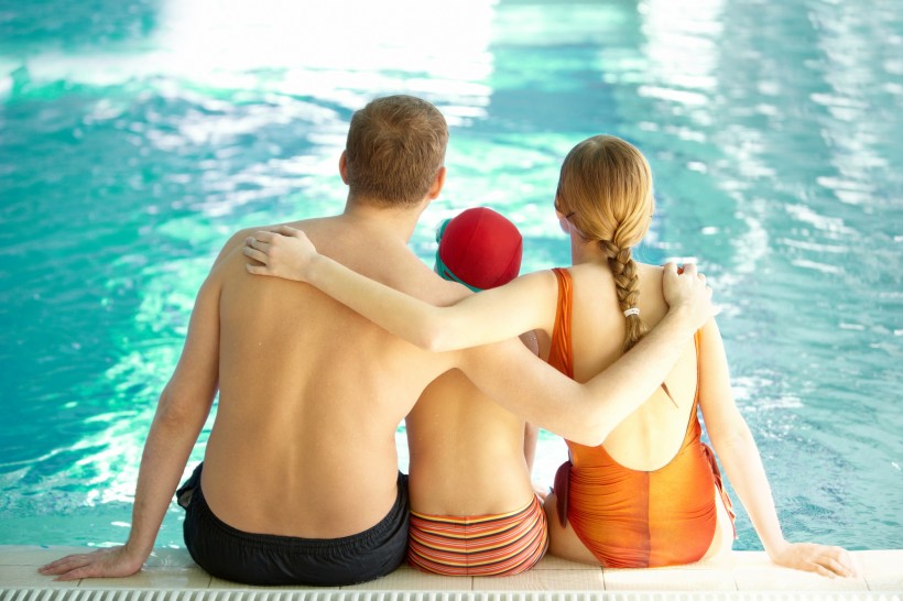 点击大图看下一张：游泳池里的一家人图片
