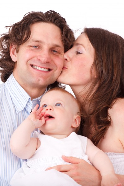 点击大图看下一张：父母身旁的婴儿图片