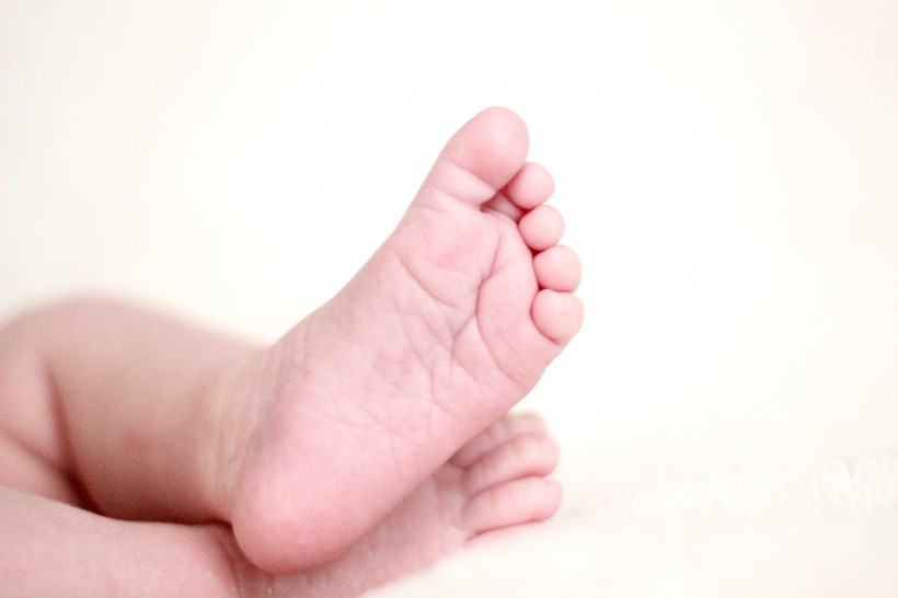 点击大图看下一张：婴儿粉嫩的脚丫图片
