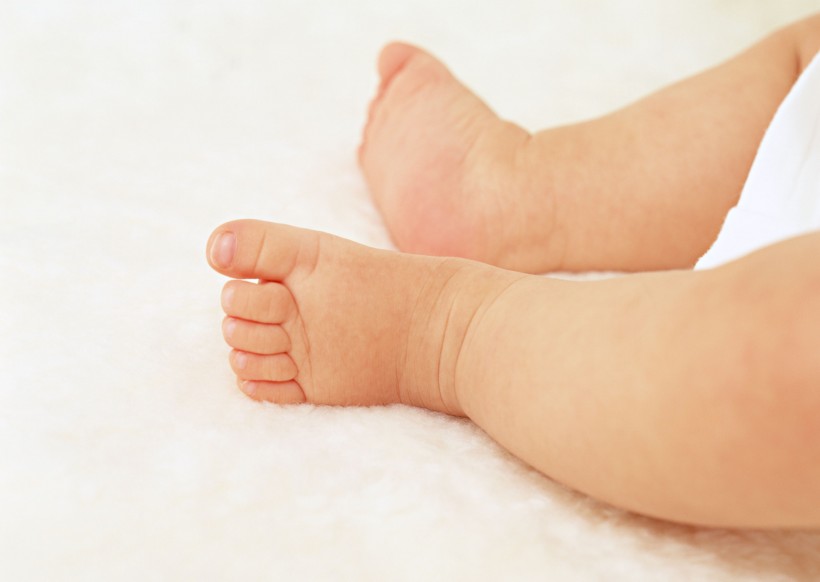 点击大图看下一张：婴儿可爱的小脚图片