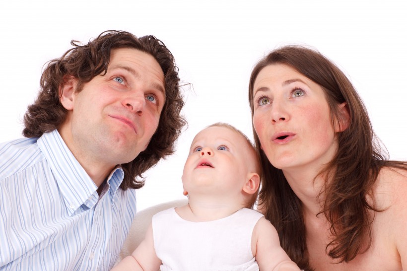 点击大图看下一张：父母身旁的婴儿图片