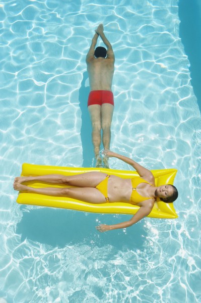 点击大图看下一张:游泳池里图片