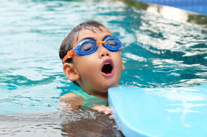 点击大图看下一张：游泳的可爱儿童图片