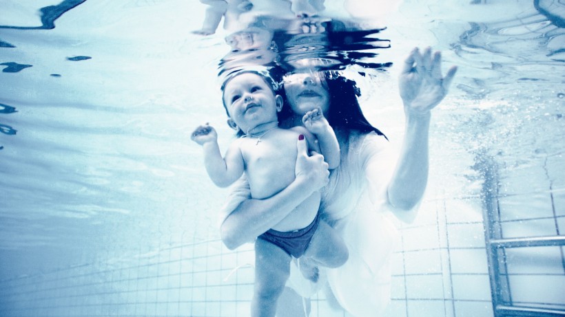 点击大图看下一张：游泳的可爱儿童图片