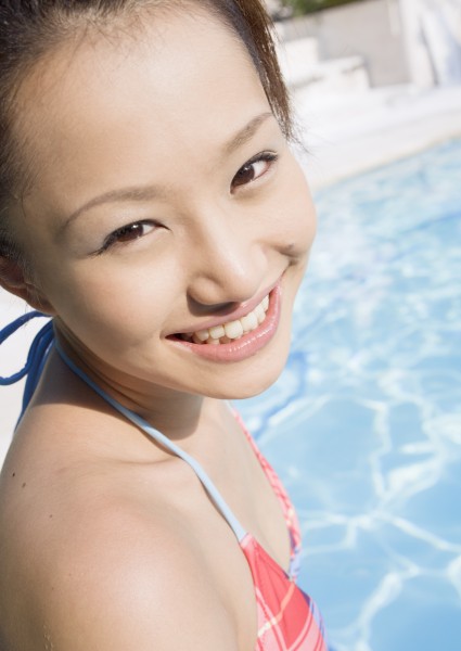 点击大图看下一张：游泳池边美女图片