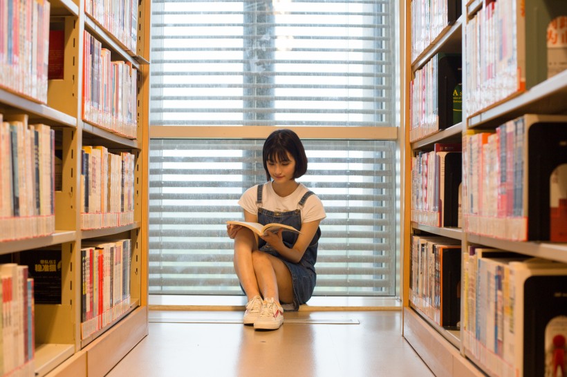 点击大图看下一张：在图书馆认真阅读的女生图片