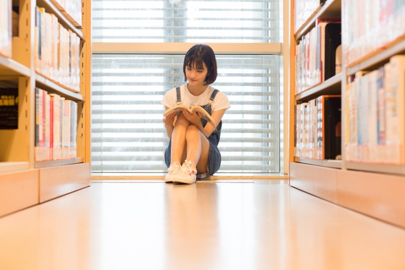 点击大图看下一张：在图书馆认真阅读的女生图片
