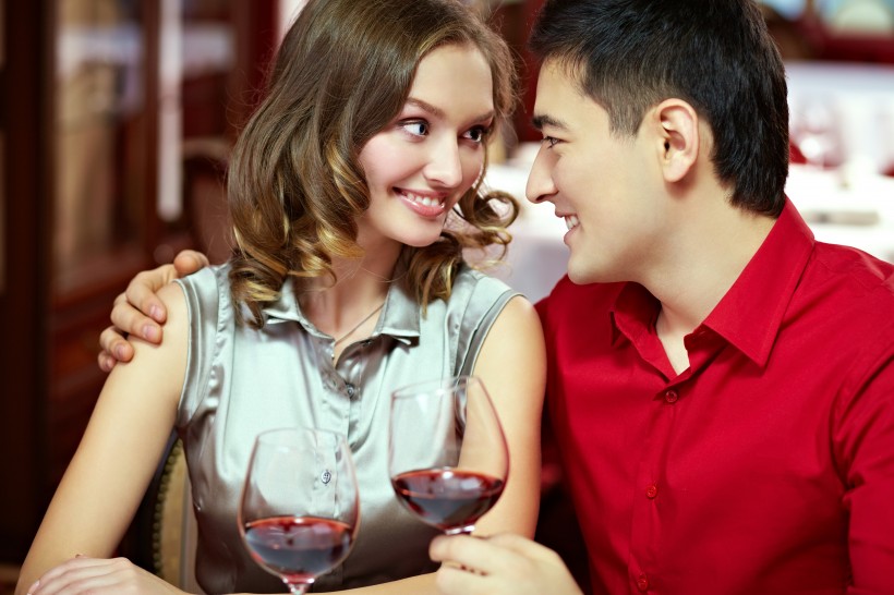 点击大图看下一张：在餐厅约会的情侣图片