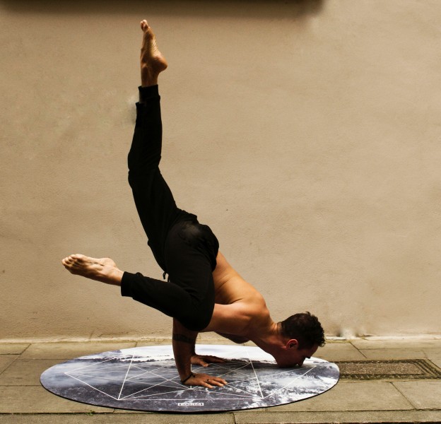 点击大图看下一张：练习瑜伽的人图片