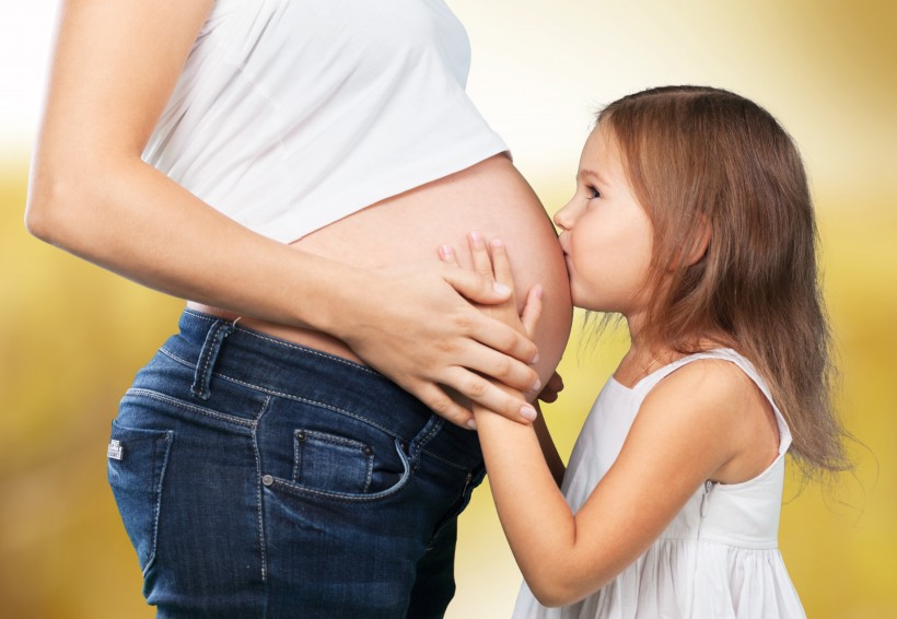 点击大图看下一张：大肚子孕妇与可爱儿童图片