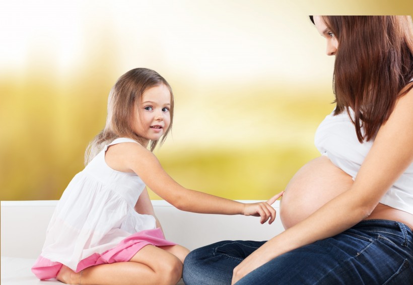 点击大图看下一张：大肚子孕妇与可爱儿童图片