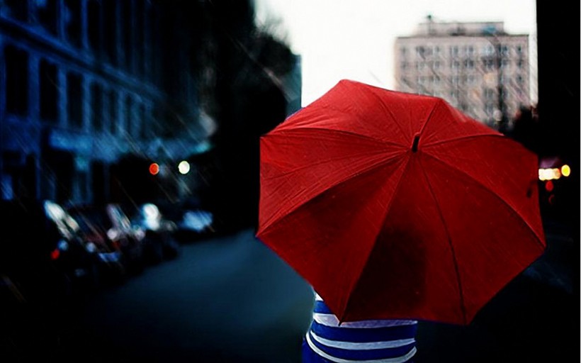 点击大图看下一张：撑着雨伞的女孩图片