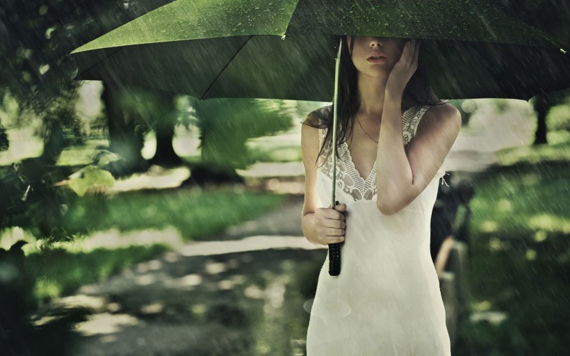 点击大图看下一张：撑着雨伞的女孩图片