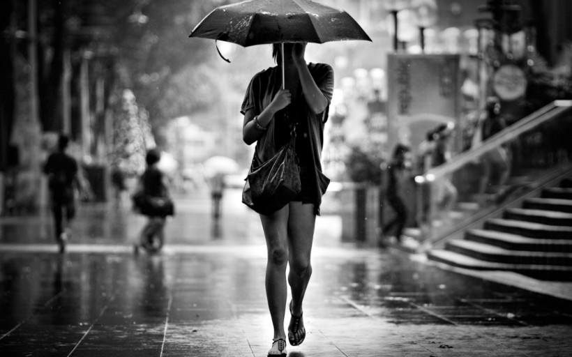点击大图看下一张：雨中的女孩图片