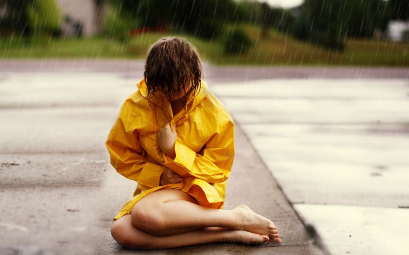 点击大图看下一张：雨中的女孩图片