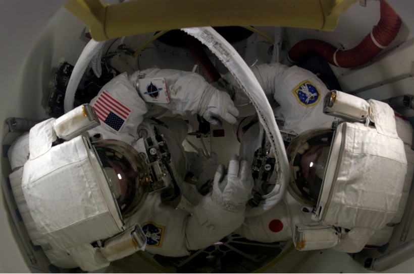 点击大图看下一张：探索宇宙-太空中的宇航员图片