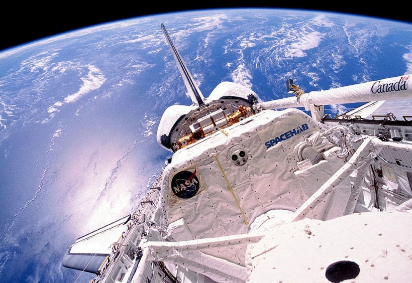 点击大图看下一张：探索宇宙-太空中的宇航员图片