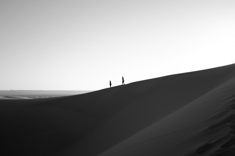 点击大图看下一张：人们走在沙漠的图片