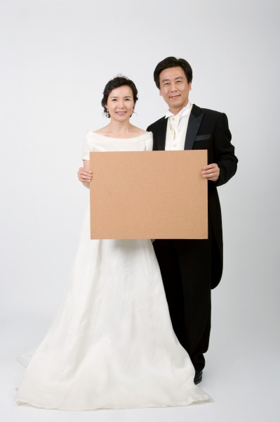 点击大图看下一张：中年夫妇婚纱照图片