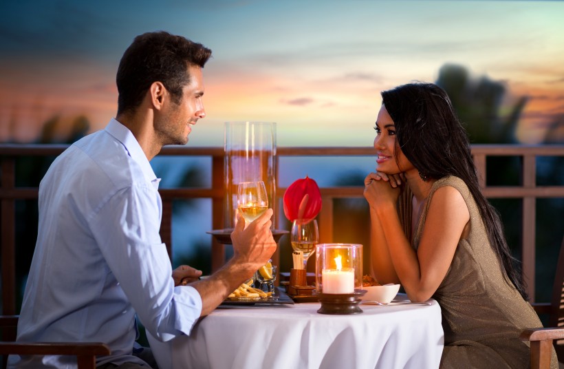 点击大图看下一张：进行烛光晚餐的甜蜜情侣图片