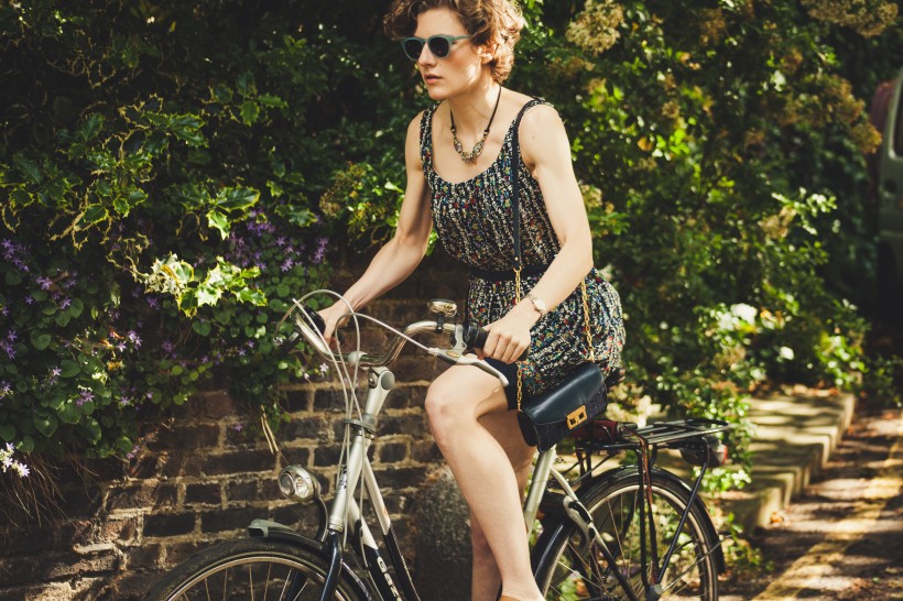 点击大图看下一张：骑自行车的人图片