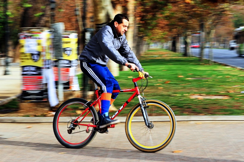 点击大图看下一张：骑自行车的人图片