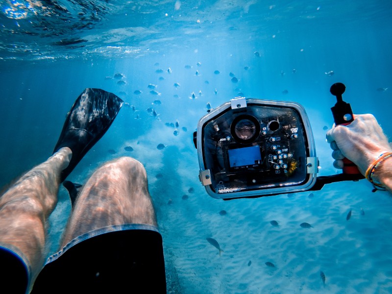 点击大图看下一张：自由潜水的潜水爱好者图片
